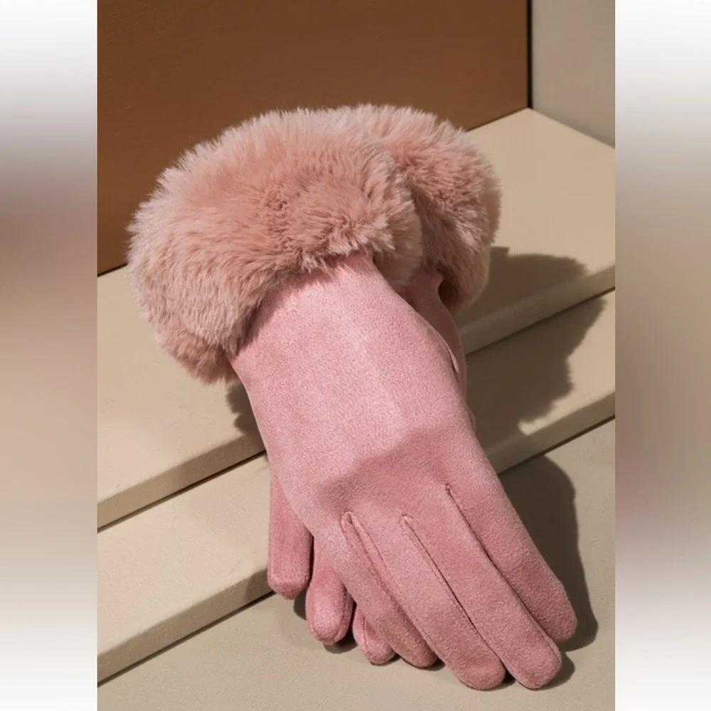 Elegant Pink Fur-Trimmed Gloves
